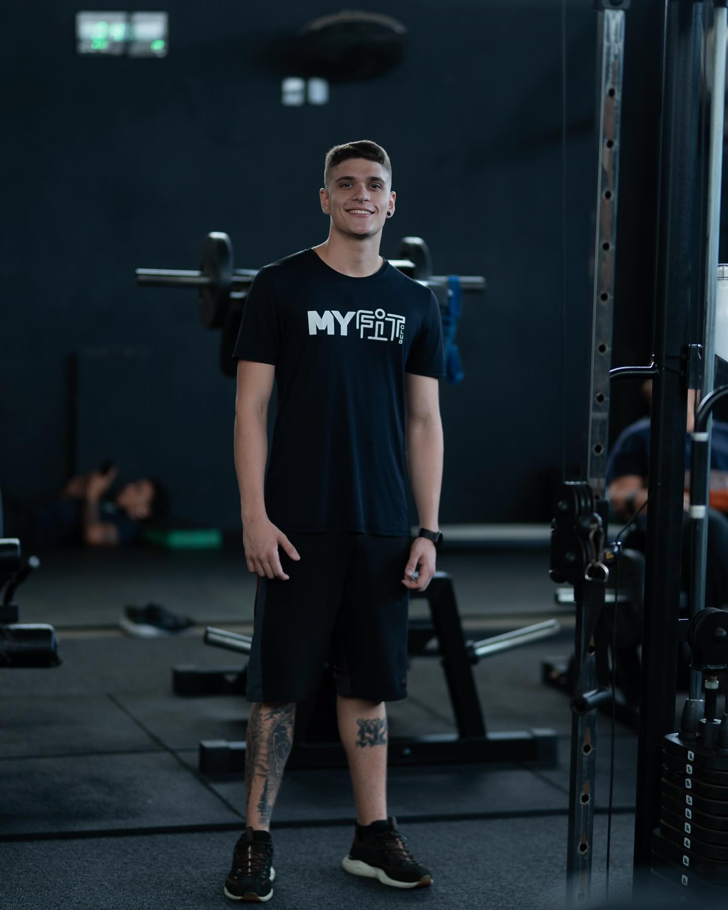 Personal trainer sorridente em ação