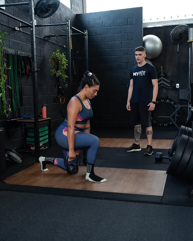 Personal trainer fazendo treino ao ar livre